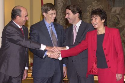 Emilio Botín, junto con el fundador de Microsoft, Bill Gates; el expresidente del Gobierno, José María Aznar; y la exministra de Ciencia y Tecnología, Ana Birulés.