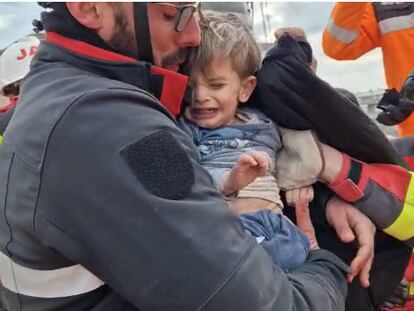 Momento en que Muslim, de dos años, es rescatado por los militares españoles.