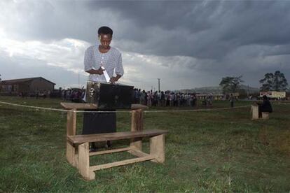 Una mujer vota en las elecciones presidenciales de 2001 en un colegio electoral a cielo abierto en Kampala (Uganda).