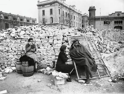 Un miliciano, junto a su familia, espera para entregarse a las tropas rebeldes que acaban de tomar la capital (Barcelona, enero de 1939).