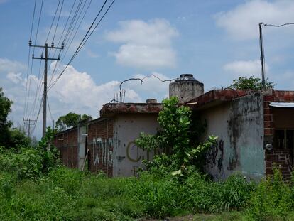 Pintadas con las siglas del Cartel Jalisco Nueva Generación en una construcción abandanonada en El Limoncito, en el municipio de Aguililla.