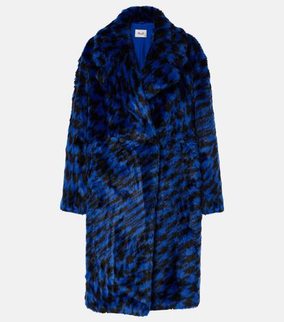 Diane Von Furstenberg firma este abrigo de pelo sinttico cuyo corte clsico de doble botonadura contrasta con su estampado geomtrico y la combinacin de colores negro y azul elctrico.
(745 euros).
