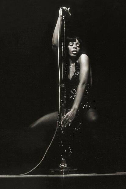 Donna Summer ha fallecido hoy en Florida a los 63 a?os vctima de un cncer. Ganadora de cinco premios Grammy es la autora de los xitos Last Dance y She works hard for the money, entre otros.