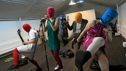 Miembros del grupo Pussy Riot durante un ensayo de una 'performance' contra las represalias policiales ordenadas por Putin, en Moscú, en febrero de 2012.