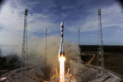 Fotografa distribuida hoy que muestra a la  cohete Soyuz en el momento de su lanzamiento desde el Centro Espacial Europeo de Kur, en la Guayana francesa.