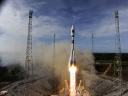 Fotografía distribuida hoy que muestra a la cohete Soyuz en el momento de su lanzamiento desde el Centro Espacial Europeo de Kurú, en la Guayana francesa.