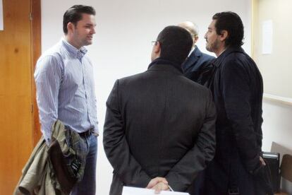 Escribano, primero por la derecha, en los juzgados el día que fue a declarar.