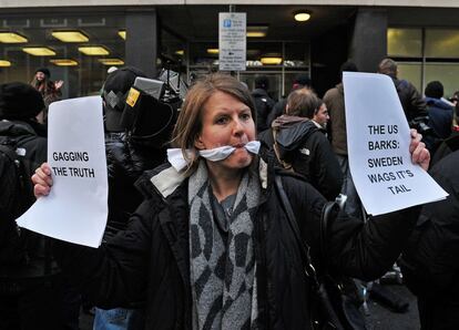 Manifestación de apoyo a Julian Assange, cerca de la Corte de Magistrados de Westminster en Londres, donde a el fundador de WikiLeaks, Julian Assange, se le negó la libertad bajo fianza después de aparecer en una orden de extradicción, el 7 de diciembre de 2010.