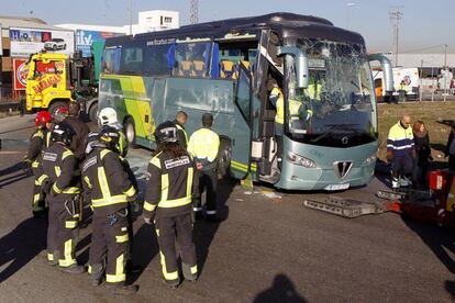 Estado en que ha quedado el autobús escolar que ha volcado esta mañana en la carretera M-506, en Fuenlabrada, provocando heridas leves a la mayor parte del pasaje (todos ellos menores), fundamentalmente contusiones y golpes. El conductor, que ha sido sometido a controles de alcohol y drogas, ha dado positivo por cocaína.