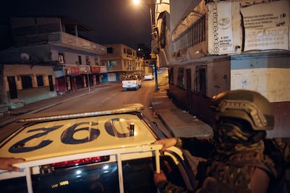 Las autoridades se han propuesto recuperar las cárceles, donde, de tanto en tanto, se producen motines con decenas de muertos. Los internos se matan a cuchillo por el control de los pabellones. Desde ahí, las bandas gobiernan la delincuencia organizada del país. En la imagen, un escuadrón recorre las calles de Guayaquil a bordo de una furgoneta. 