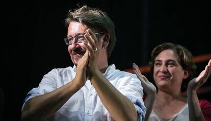 El candidato, Xavier Domènech, junto a la alcaldesa de Barcelona, Ada Colau.