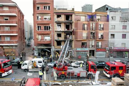Los bomberos trabajan esta mañana en el edificio afectado por la explosión.