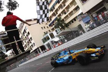 Fernando Alonso cruza victorioso la línea de meta en el banderazo final.