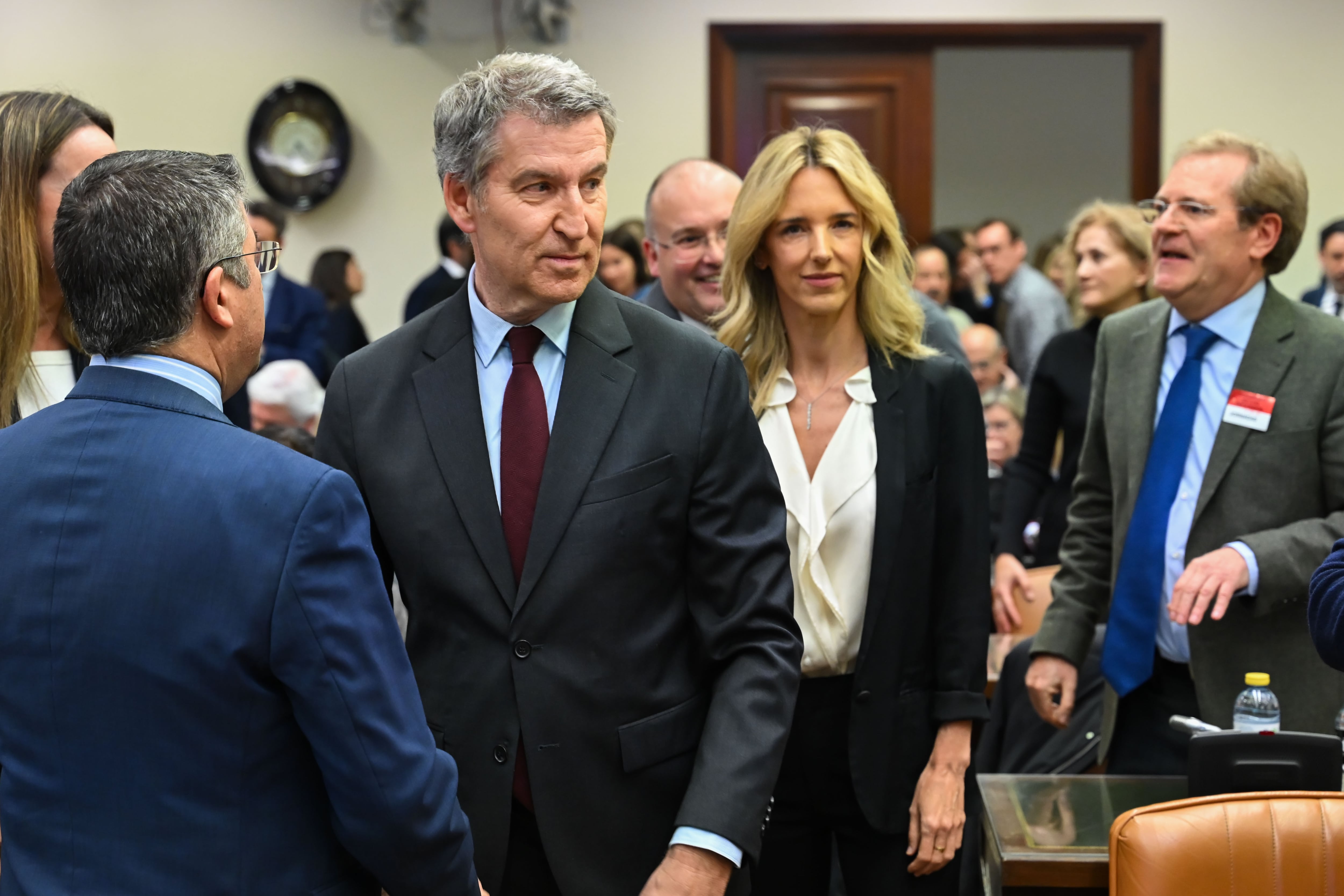 El presidente del Partido Popular, Alberto Núñez Feijóo, junto a la portavoz adjunta en la cámara, Cayetana Álvarez de Toledo, en el Congreso en 2025.