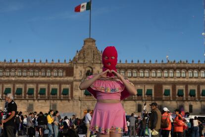 Una mujer protesta frente al Palacio Nacional en Ciudad de México para exigir la eliminación de la violencia contra las mujeres, el 25 de noviembre.