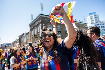 Unas aficionadas del FC Barcelona femenino, en las calles de Eindhoven este sábado. 