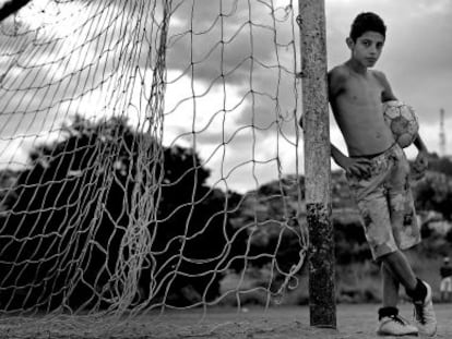 Un ni&ntilde;o juega al f&uacute;tbol en la favela de Belo Horizonte.