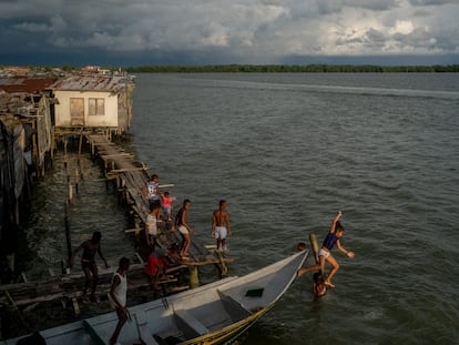 Jóvenes y niños se divierten en el espacio humanitario de Puerto Nayero en Buenaventura (Colombia).