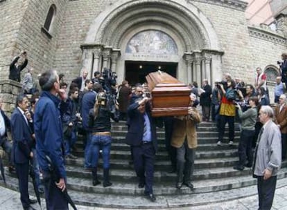 Traslado del féretro de Ricard Maxenchs a la salida de la iglesia de Sant Ramon.