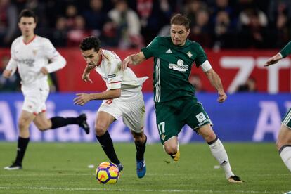 Jesús Navas y Joaquín, los jugadores en activo con más derbis sevillanos, pugnan por un balón en ElGranDerbi de la pasada temporada en el Sánchez-Pizjuán.