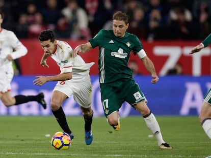 Jesús Navas y Joaquín, los jugadores en activo con más derbis sevillanos, pugnan por un balón en ElGranDerbi de la pasada temporada en el Sánchez-Pizjuán.