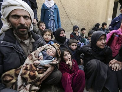 Civiles sirios esperando a ser evacuados del enclave de Guta Oriental, este jueves.