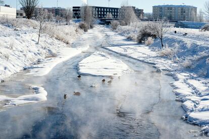 El río Chico congelado a su paso por Ávila, este martes. Hasta ocho capitales de provincia han registrado temperaturas por debajo de -10 ºC, con Teruel nada menos que a -21. El resto son Toledo (-13,4), Madrid (-13,2 en el aeropuerto de Barajas), Albacete (-11,2), Salamanca (-11,9 también en el aeropuerto), Ávila (-10,6), Cuenca (-10,8), y Guadalajara (-10,5).