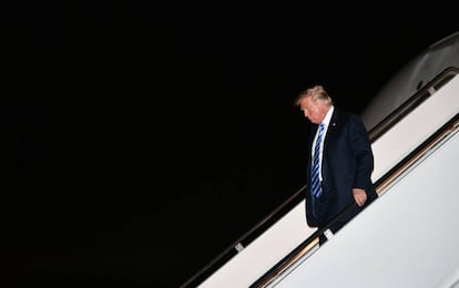 Donald Trump llega a la base militar Andrews en Maryland.