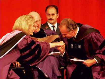 El Rey saluda a Hillary Clinton ante el rector emérito de la Universidad de Nueva York, John Brademas, en la inauguración de un centro cultural para la difusión y el estudio del español en 1997.