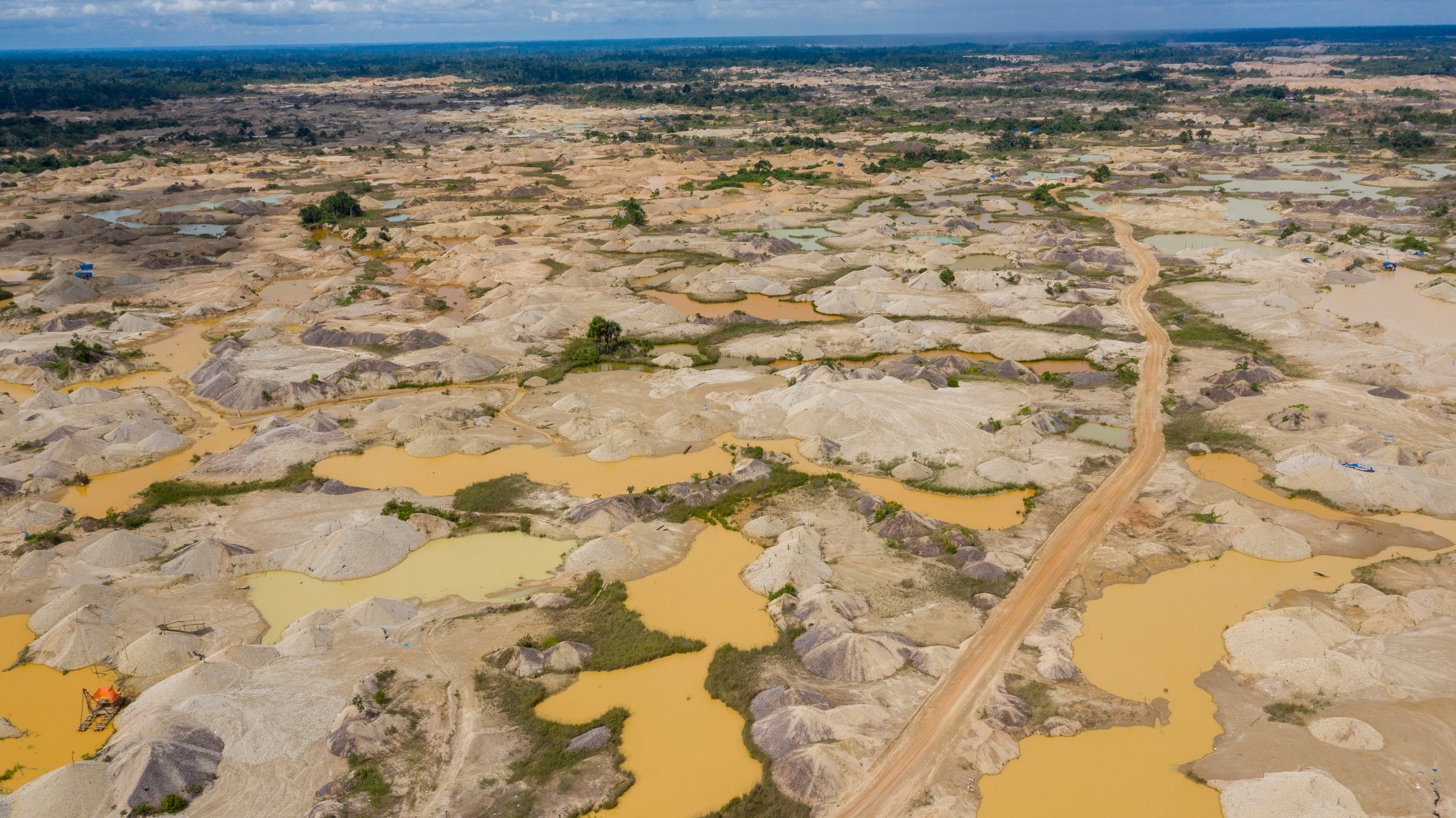 Minería de oro en la reserva comunal Amarakaeri, en Madre de Dios, Perú.