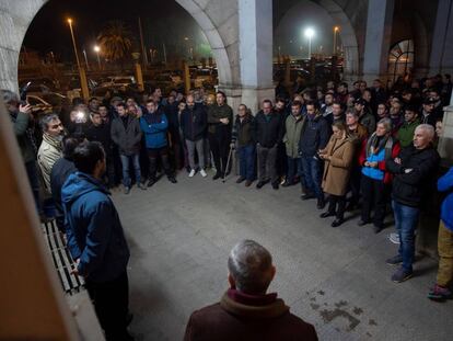 Los trabajadores de Sniace durante la asamblea que celebraron el jueves 13 de febrero en Torrelavega, tras conocer la decisión del consejo de administración de solicitar la liquidación de la empresa.