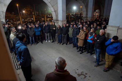 Los trabajadores de Sniace durante la asamblea que celebraron el jueves 13 de febrero en Torrelavega, tras conocer la decisión del consejo de administración de solicitar la liquidación de la empresa.