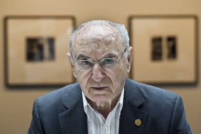 Joan Colom,a la seu de Foto Colectania de Barcelona el 2011.