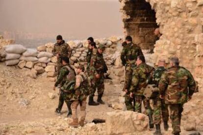Soldados do Exército sírio patrulham a cidadela de Aleppo, nesta quarta-feira.