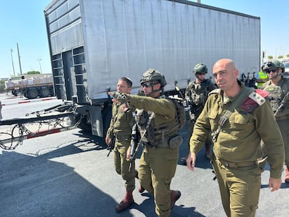 Un grupo de militares israelíes evalúa el paso fronterizo de Allenby, entre Cisjordania y Jordania, tras la muerte de tres civiles en un ataque, este domingo.