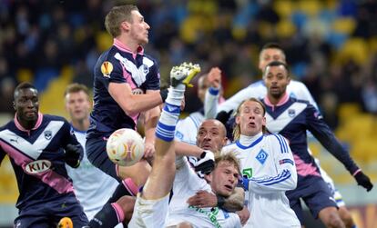 Gregory Sertic del Girondins pelea un balón con los jugadores del Dinamo de Kiev.