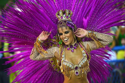 Una bailarina de la escuela de samba San Clemente durante su actuación.