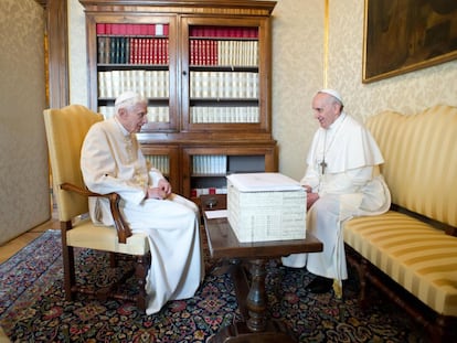 Los papas Benedicto XVI y Francisco, en Castel Gandolfo en marzo de 2013,