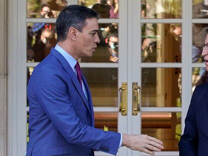 Pedro Sánchez y Alberto Núñez Feijóo, antes de la reunión que mantuvieron el 7 de abril en La Moncloa.