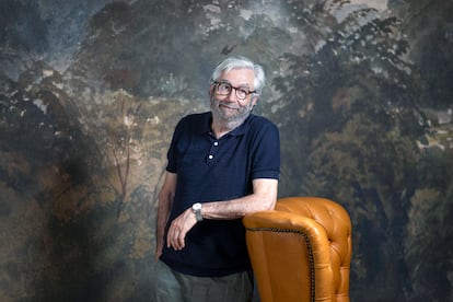 El escritor Antonio Muñoz Molina en su casa de Valencia en junio.