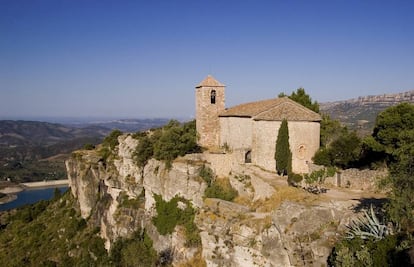 Si bé fer llistes és sempre una tasca complicada i un desafiament a l'objectivitat, segurament Siurana aconsegueix la utòpica unanimitat. "Terra de princeses" diu el reclam turístic d'un poble que roba el cor als escaladors, als excursionistes o als simples observadors. Territori avalat per llegendes com la del Salt de la Reina Mora, el conegut cingle des d’on Abdelazia, filla del Valí de Siurana, va preferir saltar a l’abisme en lloc de rendir-se a les tropes cristianes. Un poble envoltat de penya-segats vertiginosos en què s'aixequen sobre una llengua d'aigua. Poc més d'un parell de desenes de veïns i una talaia a 500 metres d'alçada des d'on es pot apreciar que els paisatges del Priorat són com el seu vi. Roca dura i feréstega però que amb paciència i calidesa es deixa dominar. Siurana, un racó de món que és imperdible i que convida a perdre-s'hi.