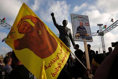 Protesta palestina en favor de los presos en huelga de hambre ante la estatua de Nelson Mandela en Ramala.