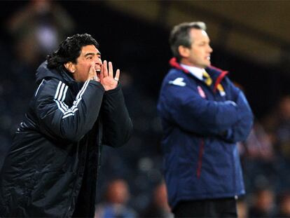 Maradona da instrucciones a los jugadores argentinos durante el partido contra Escocia. Al fondo, el seleccionador escocés, George Burley.