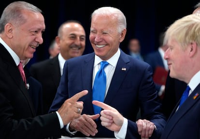 Desde la izquierda, Recep Tayyip Erdogan, presidente de Turquía; Joe Biden, presidente de EE UU, y Boris Johnson, primer ministro de Reino Unido, este miércoles en Madrid.