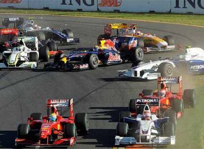 Varios coches se ven implicados en un choque en la primera vuelta del GP de Australia