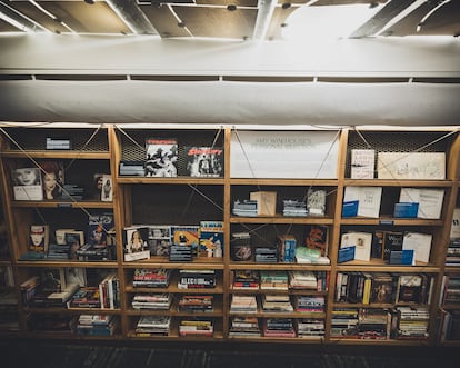 Colección de libros de Amy Winehouse que se expone en la librería.