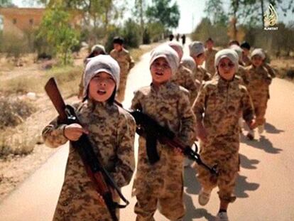 Crianças recrutadas pelo Estado Islâmico em uma imagem de televisão.