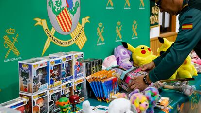 Varios juguetes falsificados intervenidos en una de las operaciones llevadas a cabo por la Guardia Civil antes de la campaña de Navidad de 2023.