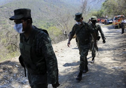 Soldados desplegados en la zona para colaborar en la exhumación de cuerpos.