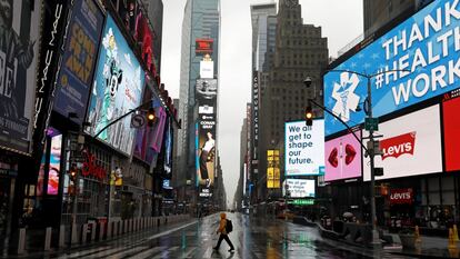 Un peatón cruza por Times Square, uno de los espacios más representativos de Nueva York.